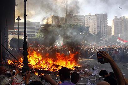 אש באלכסנדריה. מחאה נגד הנשיא מורסי (צילום: AFP) (צילום: AFP)