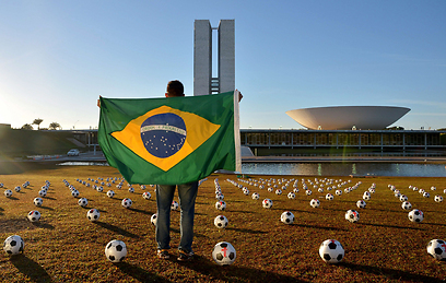 מפגין בברזיל. סובלת מאלימות (צילום: AFP) (צילום: AFP)