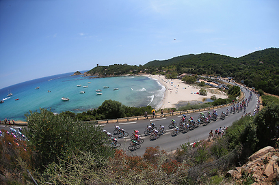 הרוכבים עוברים ליד חופי הים התיכון (צילום: גטי אימג'בנק) (צילום: גטי אימג'בנק)
