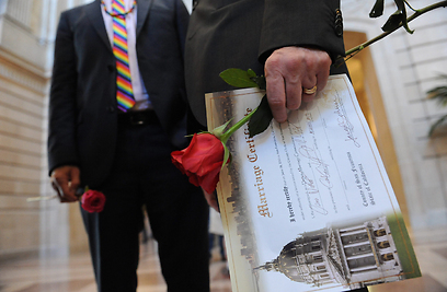 זוג שקיבל את רישיון הנישואים ממתין לטקס החתונה בסן פרנסיסקו (צילום: EPA) (צילום: EPA)