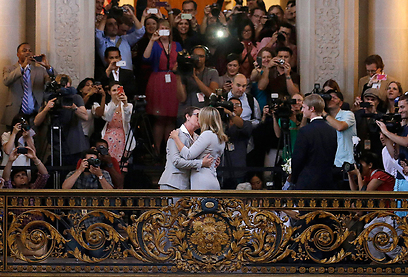 רבים פרצו בבכי כשסטייר ופרי נישאו לבסוף  (צילום: AP) (צילום: AP)