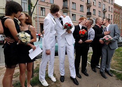 זוגות מאותו מין שניסו להתחתן בסנט פטרסבורג וסורבו אתמול  (צילום: AP) (צילום: AP)