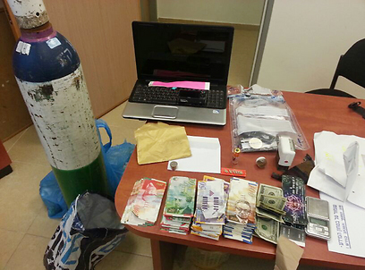 כסף וסמים נתפסו במסיבה  (צילום: באדיבות דובר מחוז שי) (צילום: באדיבות דובר מחוז שי)