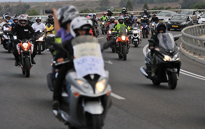 "אם במקום אופנועים יהיו עוד מכוניות - כולם יפסידו". מחאת האופנוענים (צילום: ירון ברנר) (צילום: ירון ברנר)