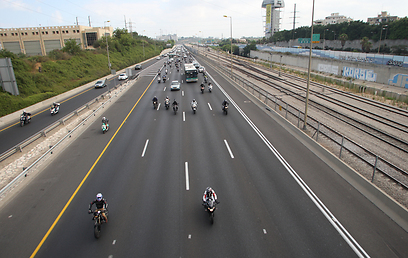 "בזכותי הכביש פנוי - היום לא". מחאת האופנוענים (צילום: ירון ברנר) (צילום: ירון ברנר)