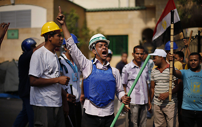 תומכי מורסי בעיר נאסר סיטי (צילום: רויטרס) (צילום: רויטרס)