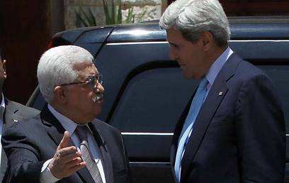 Abbas (L) and Kerry in Ramallah (Photo: AFP)
