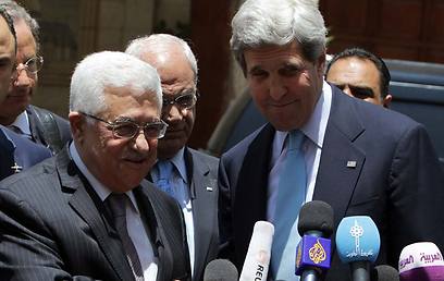 Abbas (L) and Kerry in Ramallah (Photo: AFP)