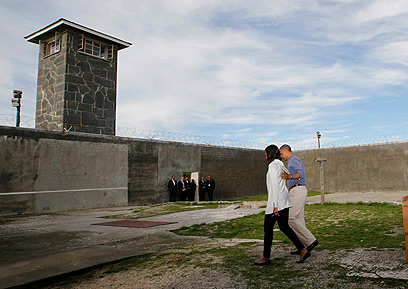 הזוג הנשיאותי בשערי הכלא (צילום: רויטרס) (צילום: רויטרס)