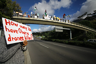 מפגינים נגד אובמה. "כמה אנשים הרגו המל"טים של אובמה?" (צילום: AFP) (צילום: AFP)