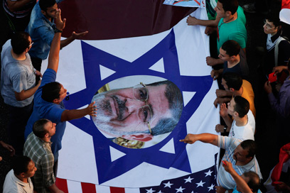 יחזרו הערב? מתנגדי מורסי חושבים שהוא משת"פ של ישראל (צילום: AP) (צילום: AP)