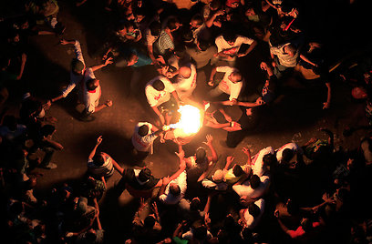 אש בכיכרות. 14 הרוגים בגל המחאה (צילום: רויטרס) (צילום: רויטרס)