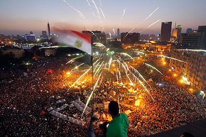 ארבעה שרים התפטרו לאות הזדהות עם המפגינים. כיכר תחריר בקהיר (צילום: AP) (צילום: AP)