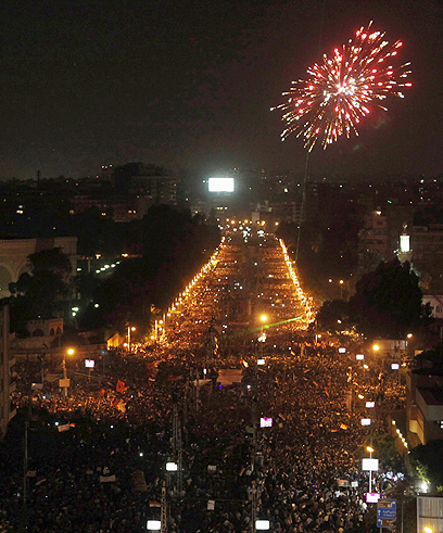מאות אלפים בכיכר הנשיאותית בקהיר (צילום: רויטרס) (צילום: רויטרס)