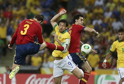 נתראה כבר בשמינית הגמר? נבחרות ספרד וברזיל (צילום: רויטרס) (צילום: רויטרס)