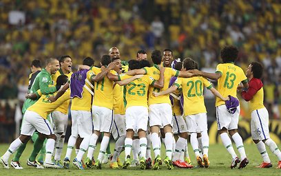 ברזיל חוגגת. הספיק לראות אותם בהמנון כדי להבין שהם מחוברים (צילום: AP) (צילום: AP)