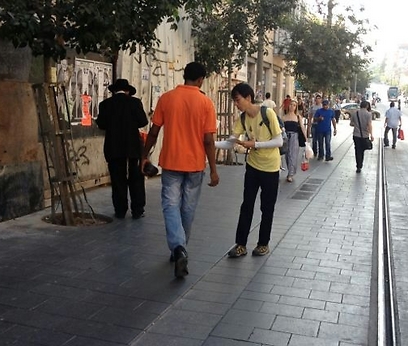 התיירים מחלקים את הפלאיירים לירולשמים