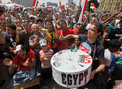 המפגינים בקהיר חוגגים בעקבות האולטימטום שהציב הצבא (צילום: AP) (צילום: AP)