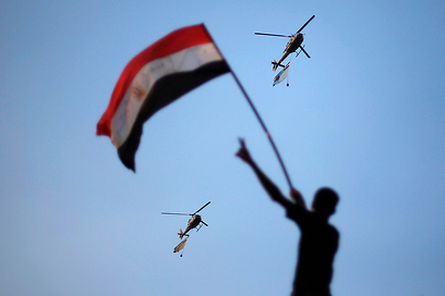 הצבא התייצב לצד העם. מסוקים נושאים את דגלי מצרים מעל שמי קהיר (צילום: רויטרס) (צילום: רויטרס)