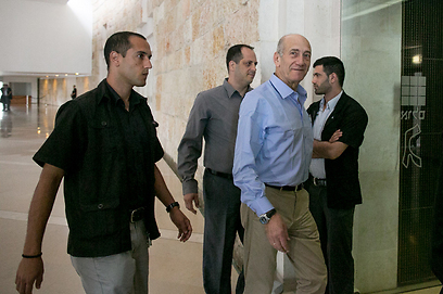 Former Prime Minister Ehud Olmert entering court (Photo: Ohad Zwigenberg)