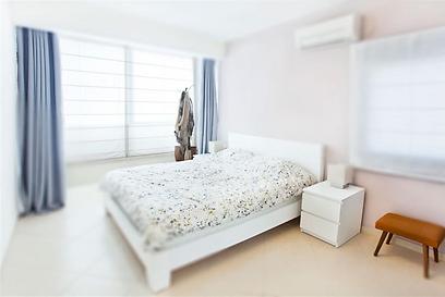 חדר השינה בגוונים לבנים (צילום: שרון קנה) (צילום: שרון קנה)
