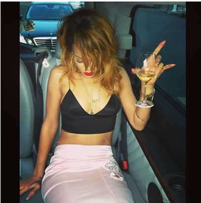 ריהאנה בדרך לעוד ערב אלכוהולי (צילום: אינסטגרם) (צילום: אינסטגרם)