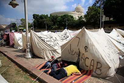 אוהלי מחאה מול ארמון הנשיאות (צילום: AP) (צילום: AP)