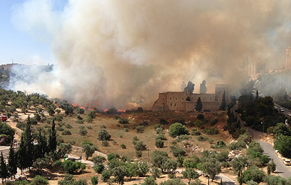 שריפה בלב ירושלים, היום (צילום: יונתן גל) (צילום: יונתן גל)