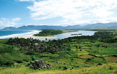 תצפית מגבעה המשקיפה על לוקארו. במערב מדגסקר (נעמה גיל ואמנון ירום) (נעמה גיל ואמנון ירום)