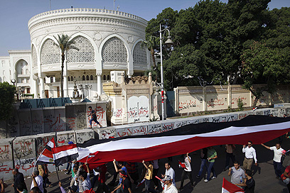 צעדת מחאה מחוץ לארמון הנשיאות (צילום: AFP) (צילום: AFP)