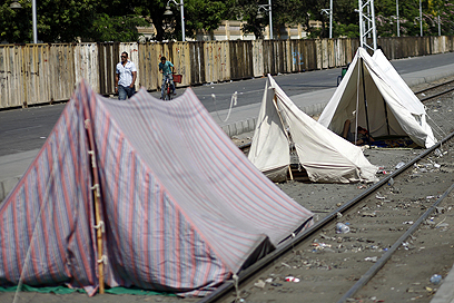 אוהלים מחוץ לארמון הנשיאות (צילום: AFP) (צילום: AFP)