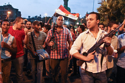שוטרים בבגדים אזרחיים בהפגנה בגיזה (צילום: AP) (צילום: AP)