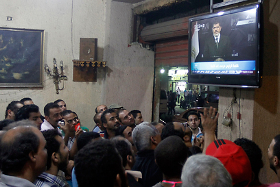 צופים בנאום בקהיר (צילום: רויטרס) (צילום: רויטרס)
