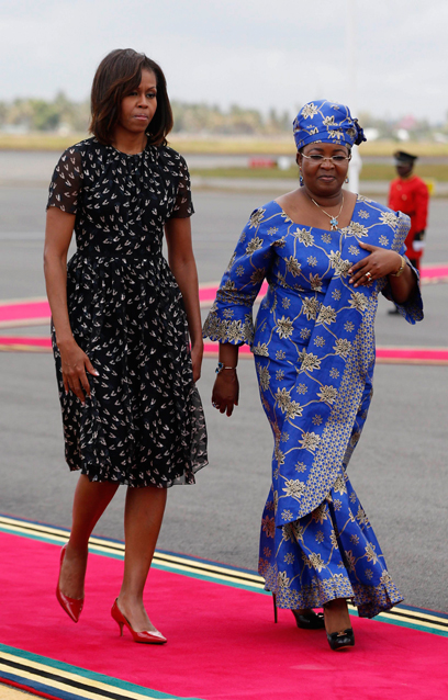 מישל אובמה לצד סלמה קיקווטה, אשתו של נשיא טנזניה (צילום: רויטרס) (צילום: רויטרס)