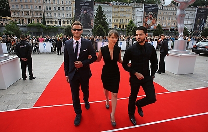 מיכאל אלוני, קרן ברגר ותום גרציאני על השטיח האדום. יגיעו לאוסקר? (צילום: Film Servis Karlovy Vary) (צילום: Film Servis Karlovy Vary)