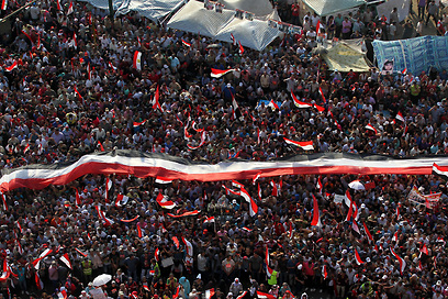 מפגינם בכיכר תחריר בקהיר אמש (צילום: EPA) (צילום: EPA)