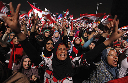 המונים חוגגים ברחובות מצרים את הדחת הנשיא מורסי    (צילום: רויטרס) (צילום: רויטרס)