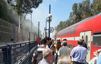 בלמי הרכבת נשרפים, הנוסעים מפונים. הרכבת: "עלה עשן קל" (צילום: מור אלזון) (צילום: מור אלזון)