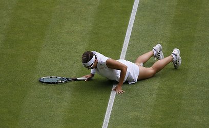 פליפקנס מתרסקת על הדשא. הכאבים בברך לא עזרו לה (צילום: AFP) (צילום: AFP)