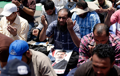 האיסלאמיסטים תומכי האחים מתפללים בקהיר בצהריים (צילום: AP) (צילום: AP)