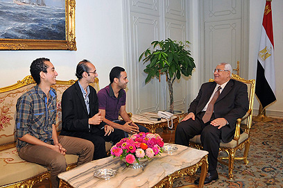 הנשיא עדלי מנסור בפגישה עם ראשי תנועת "תמרוד" (צילום: AFP) (צילום: AFP)