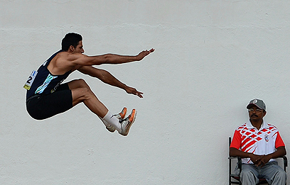 תופס מרחק. האתלט ההודי באראטינדר סינג קופץ לרוחק במסגרת תחרות קרב עשר במשחקי אסיה שנערכים בעיר פונה בהודו (צילום: AFP) (צילום: AFP)