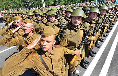 איזה חג לי. בבירת בלרוס, מינסק, צעדו חיילים לרגל חגיגות יום העצמאות שבו מציינים את שחרור העיר על ידי הצבא האדום מידי הנאצים ב-1944 (צילום: AFP) (צילום: AFP)
