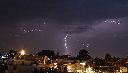 לילה מבריק. סופת ברקים מרהיבה נצפתה במדינת טלקסקלה שבמכסיקו (צילום: AFP) (צילום: AFP)