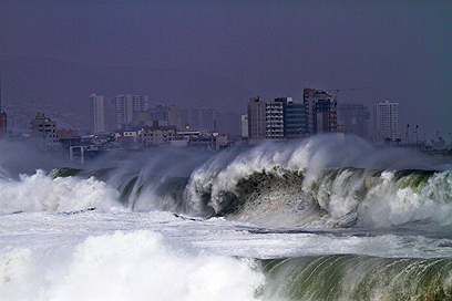 חופים הם לפעמים. מזג האוויר הסוער בעיר החוף אנטופגסטה שבצ'ילה הביא עמו גלים גבוהים במיוחד שחלקם הגיעו לגובה של יותר משבעה מטרים (צילום: AFP) (צילום: AFP)