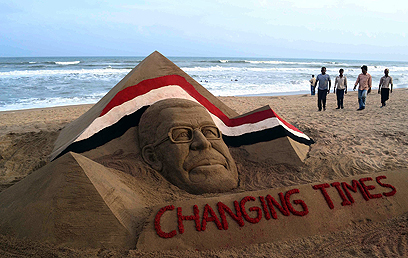 חול המועד. בעיר פורי שבהודי יצרו פסל חול בדמותו של נשיא מצרים המודח מוחמד מורסי (צילום: EPA) (צילום: EPA)