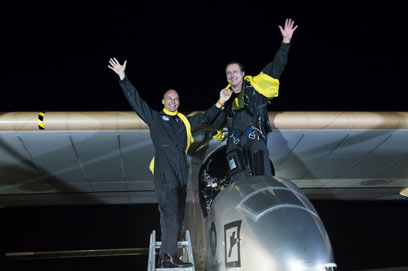 הטייסים והמנהלים המאושרים. "הצלחה עצומה לאנרגיה מתחדשת" (צילום: AFP) (צילום: AFP)