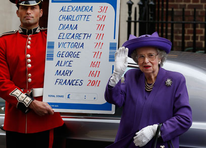 מפרסמת בדמות המלכה אליזבת לצד לוח הימורים על שמות התינוקת (צילום: AP) (צילום: AP)