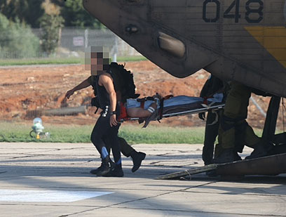 צוות המטוס שננטש מובא לבית החולים שיבא (צילום: מוטי קמחי) (צילום: מוטי קמחי)
