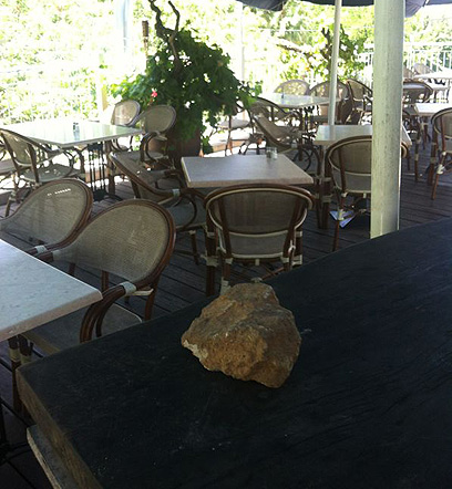 אבן גדולה שנזרקה אל המסעדה (צילום: מאור) (צילום: מאור)